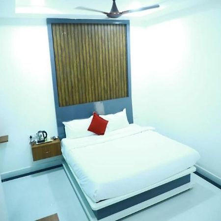 Sri Raghavendra Grand Hotell Turkapally Eksteriør bilde